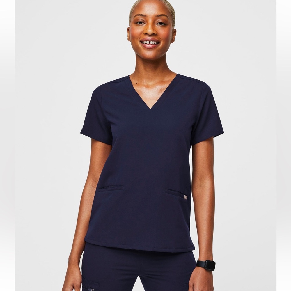 FIGS WOMENS CASMA 3 POCKET SCRUB TOP